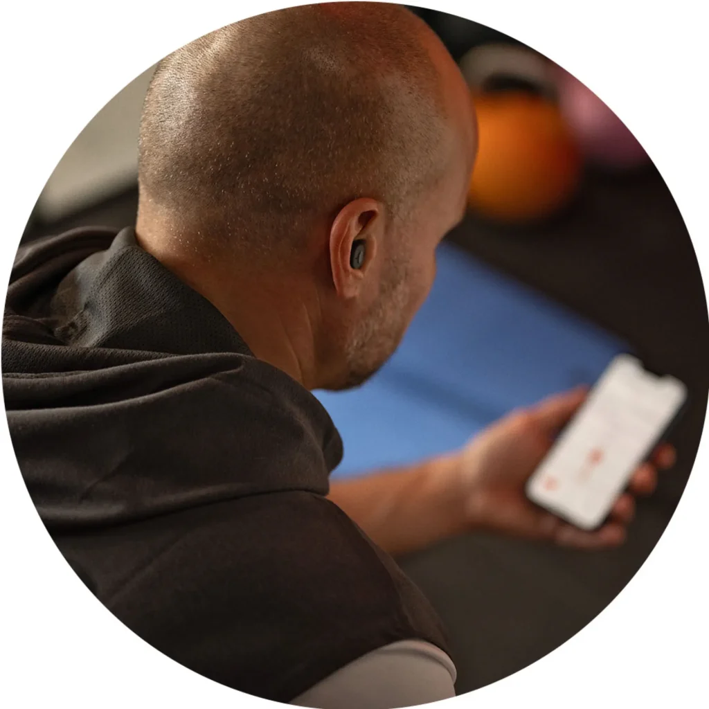 active ix man with smartphone close up circle 1000x1000