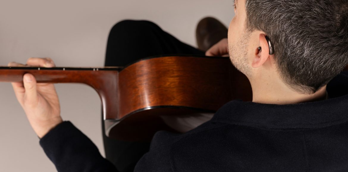 horend goed bespelen muziekinstrument met gehoorverlies