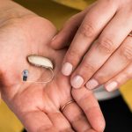 Natura- of Restitutiepolis: Wat is Beter voor de Vergoeding van Jouw Hoortoestellen?