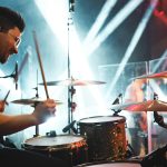 Pourquoi les batteurs sont-ils entourés d&rsquo;un écran lors des concerts ?